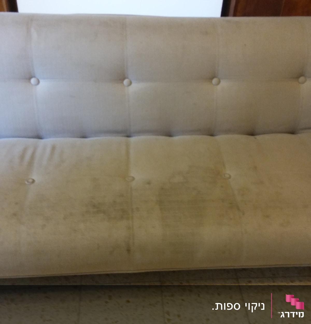 ספה עם כתמים כהים על הריפוד